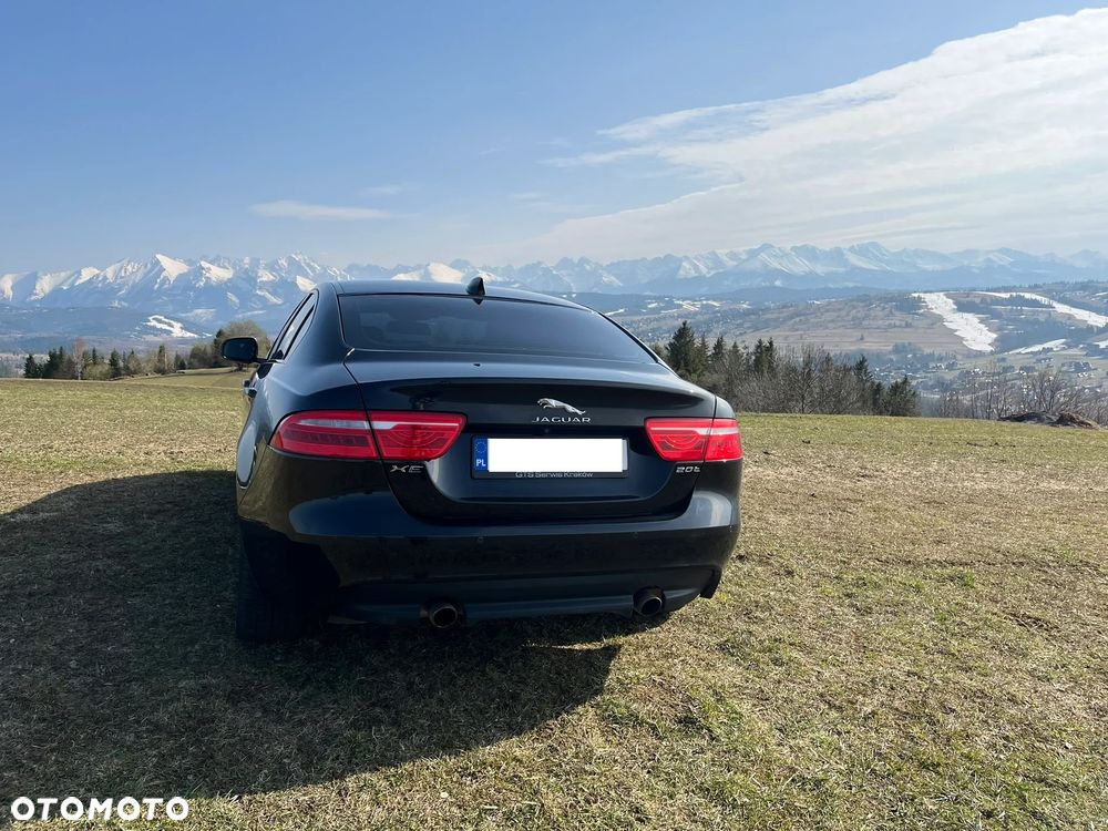 Jaguar XE 2.0 T Portfolio - 8