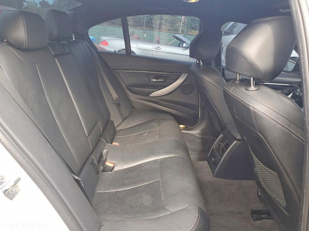 BMW Seria 3 330i M Sport - 10