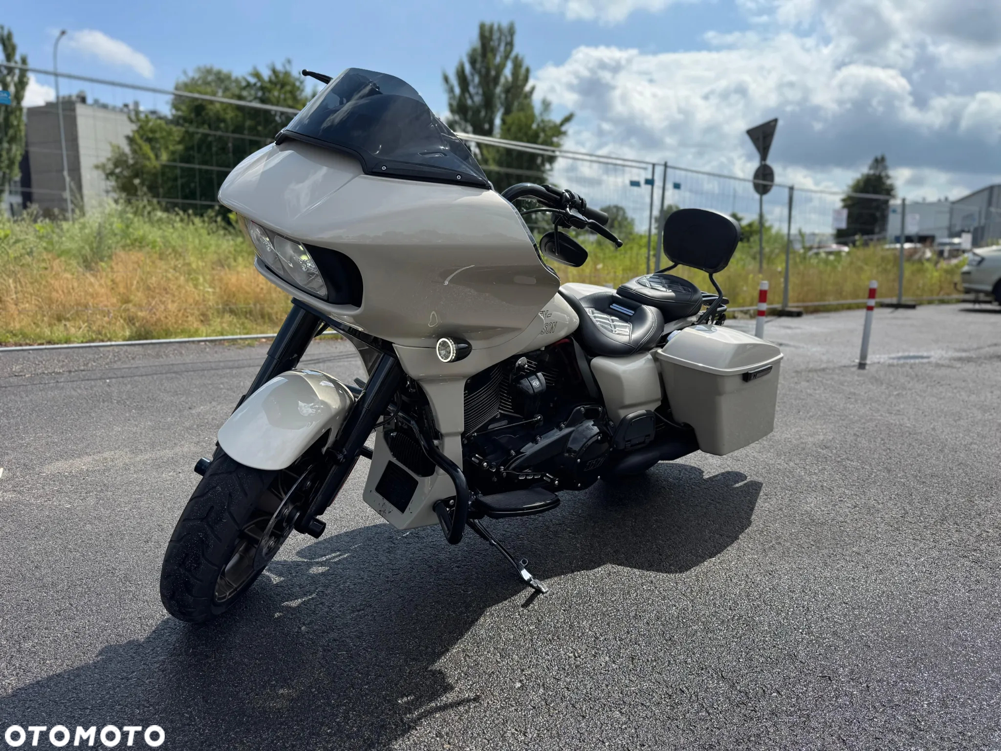 Harley-Davidson Touring Road Glide - 2