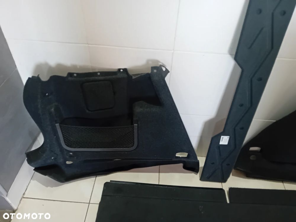 wykładzina bagażnika+wspornik+boczki prawy i  lewy 5P0858855D komplet - 3