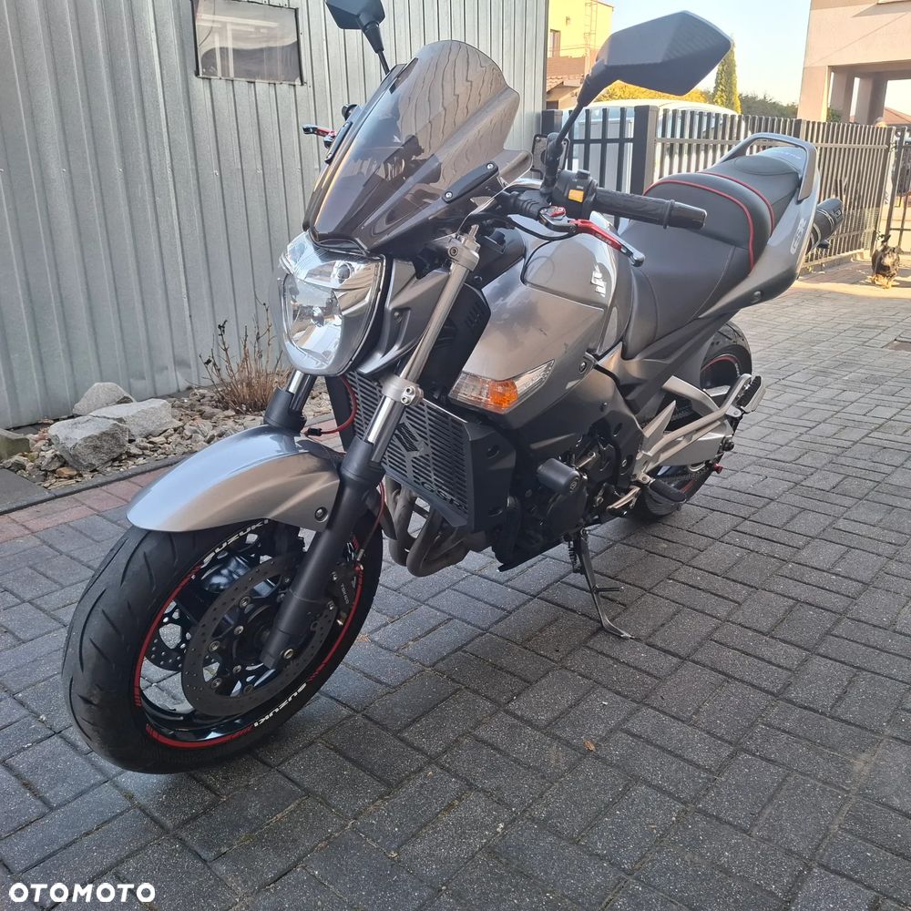 Suzuki GSR - 4
