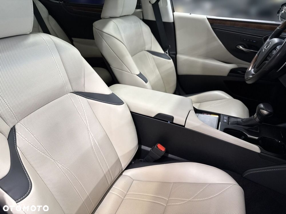 Lexus ES 300h Omotenashi - 33