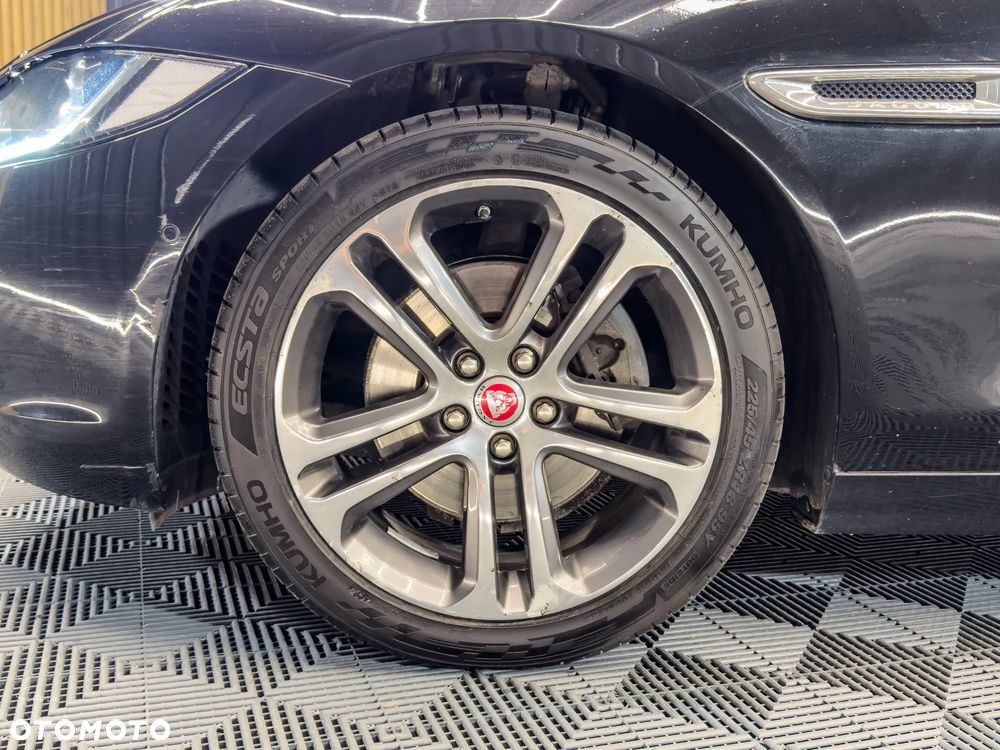 Jaguar XE 20d Prestige - 11