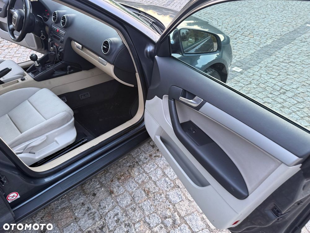 Audi A3 Sportback 1.6 Ambiente - 17