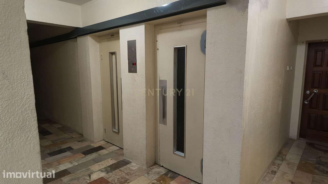 Apartamento T1 para Remodelar Reboleira – prédio com elevadores e loca - Grande imagem: 5/10