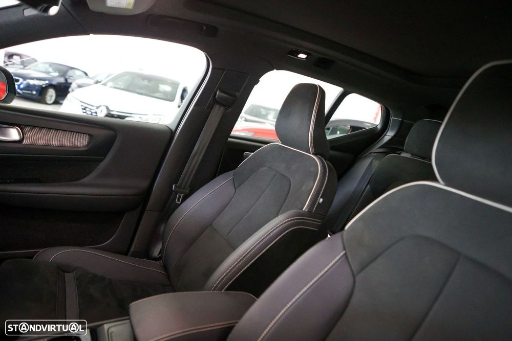 Volvo XC 40 2.0 B3 Plus Dark - 39