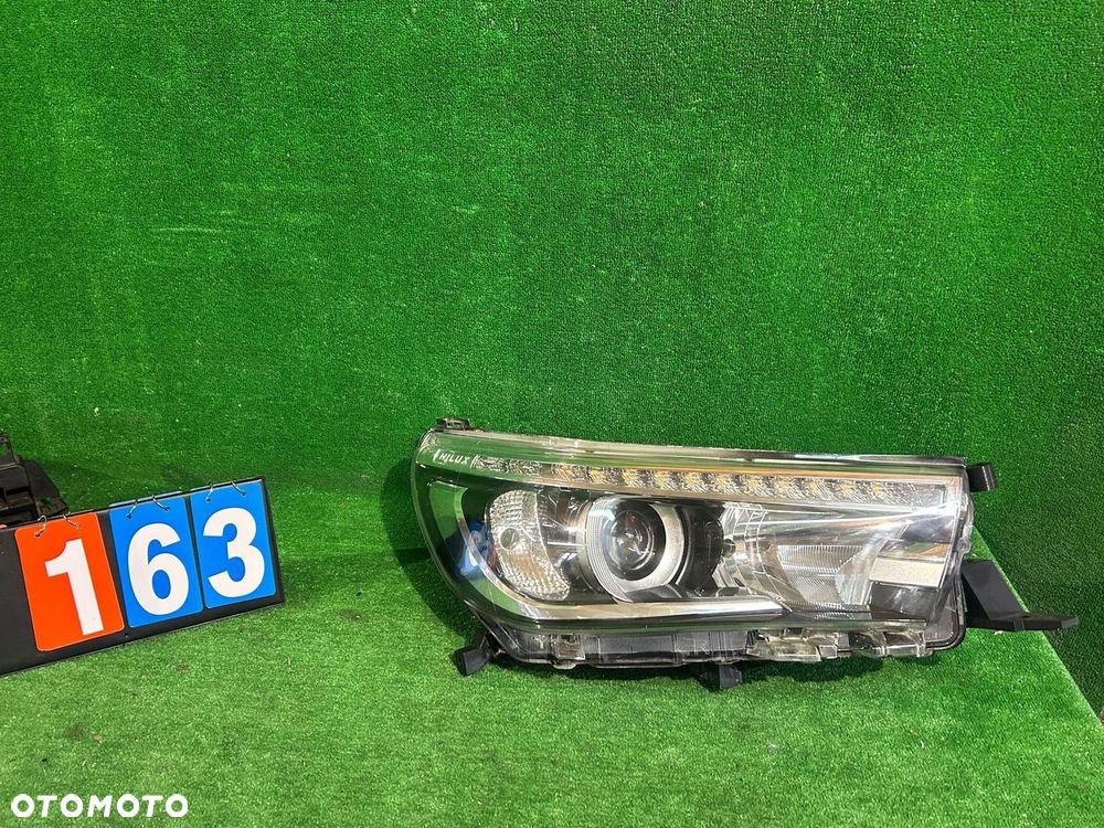 REFLEKTOR PRAWY TOYOTA HILUX VIII nr163 - 1