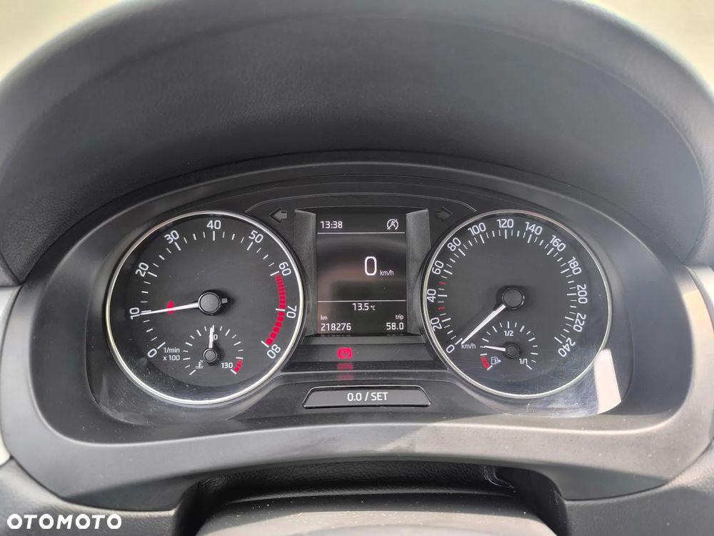 Skoda RAPID 1.2 TSI Ambition - 38