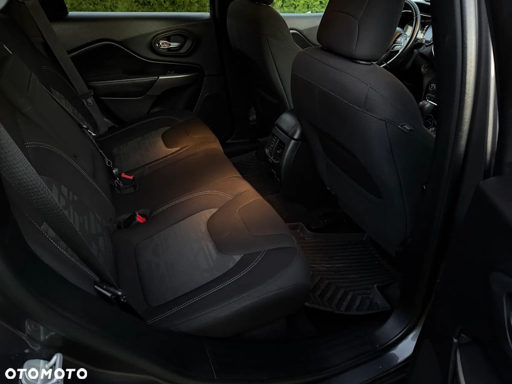 Jeep Cherokee - 16