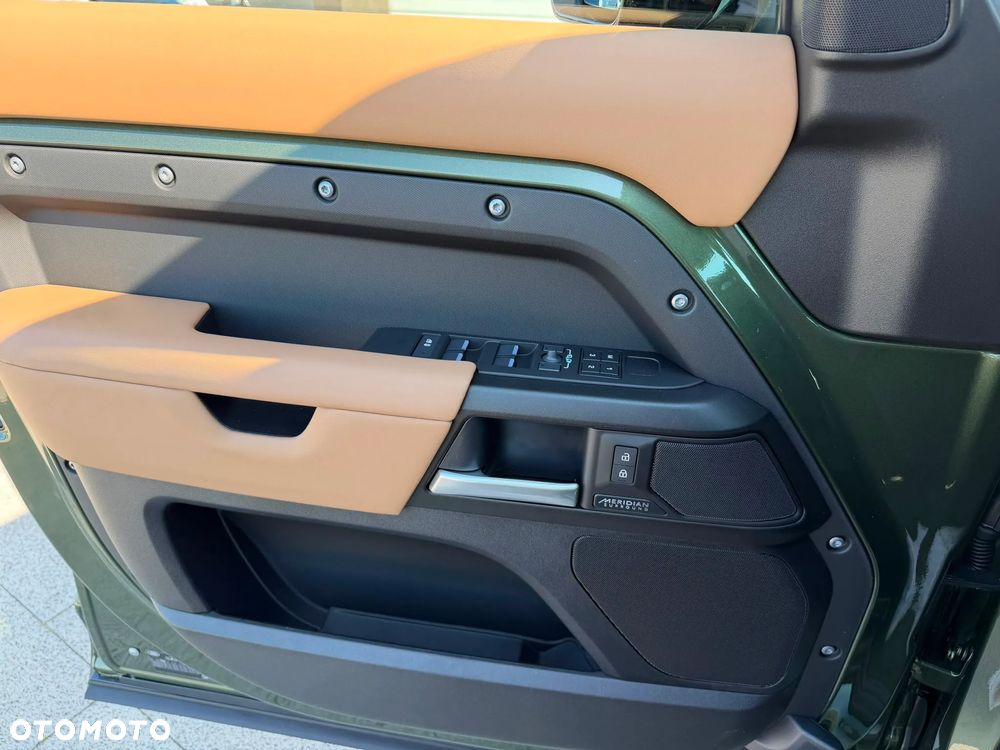 Land Rover Defender - 17