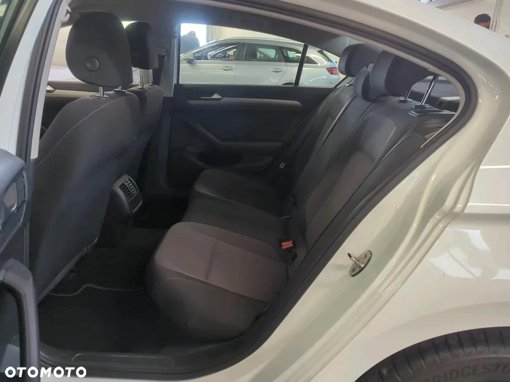 Volkswagen Passat 2.0 TDI EVO Essence DSG - 9