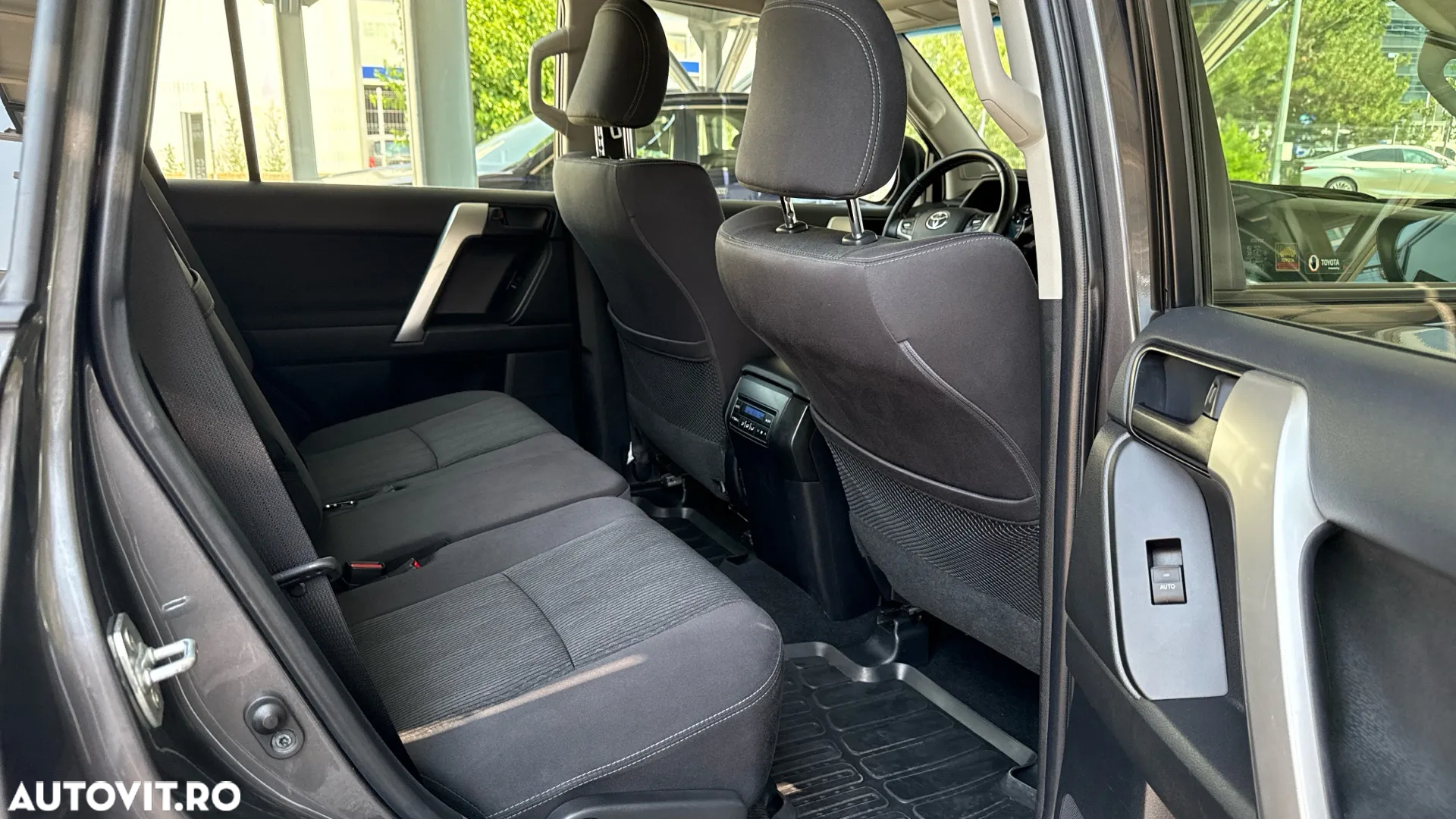 Toyota Land Cruiser - 37