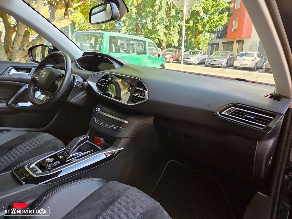 Peugeot 308 1.2 PureTech Allure EAT8 - 19