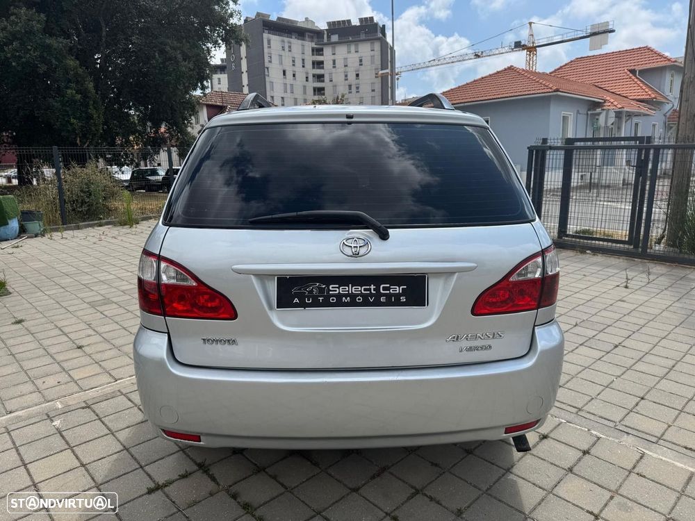 Toyota Avensis Verso 2.0 D-4D - 5