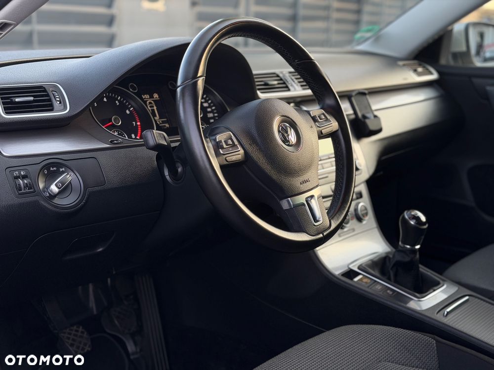 Volkswagen Passat - 11