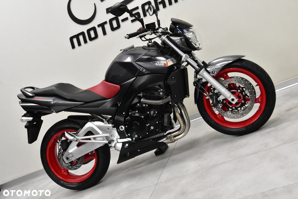 Suzuki GSR - 8