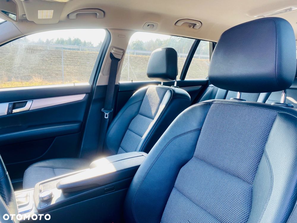 Mercedes-Benz Klasa C 180 CGI Automatik BlueEFFICIENCY Avantgarde - 26