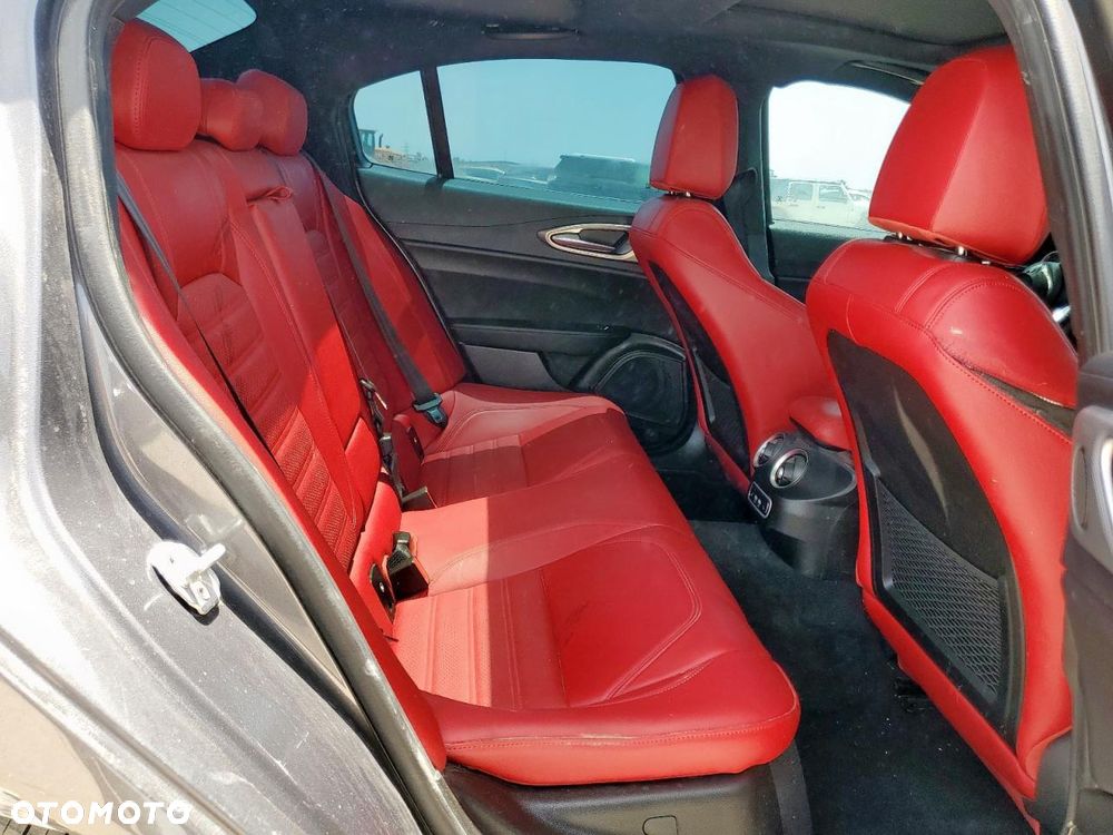 Alfa Romeo Giulia 2.0 Turbo 16V AT8-Q4 Intensa - 4