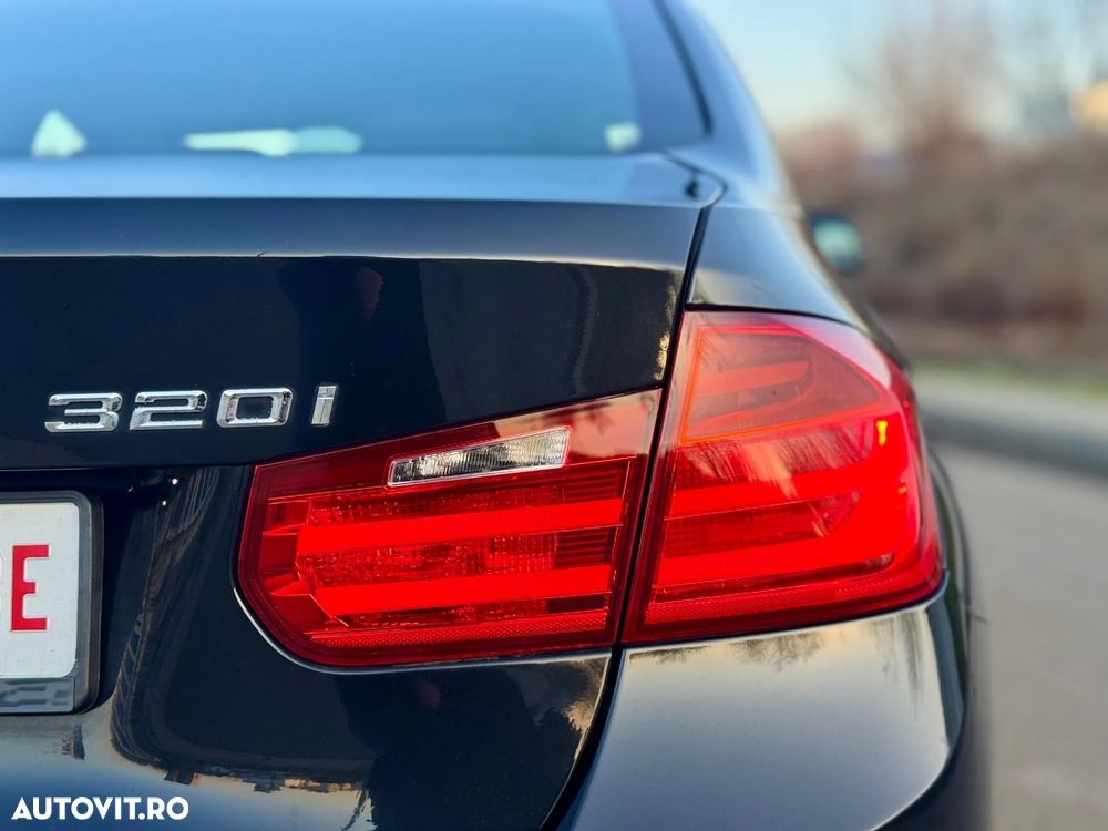 BMW Seria 3 320i Aut. - 23