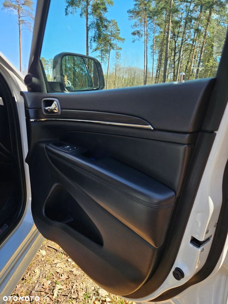 Jeep Grand Cherokee - 24