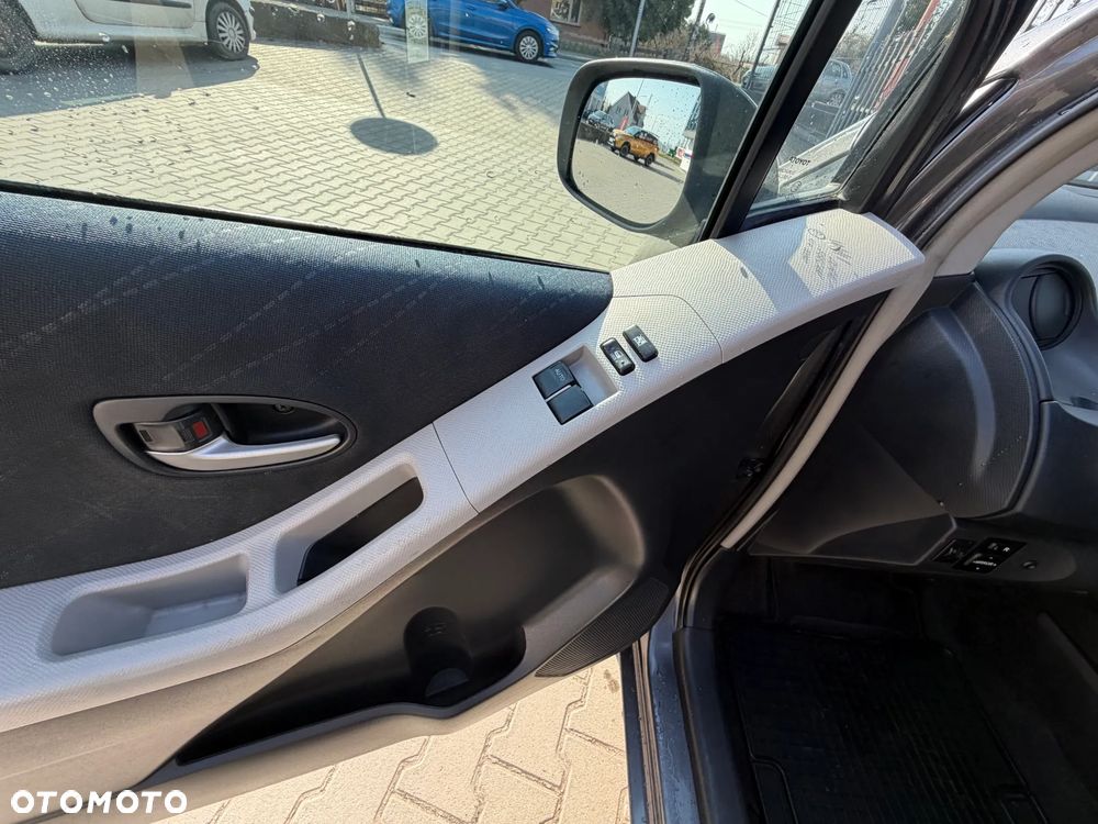 Toyota Yaris 1.3 Sol MM - 11