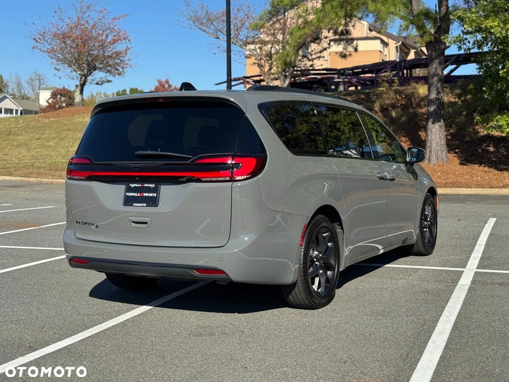 Chrysler Pacifica - 8