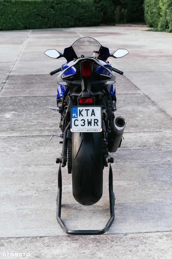 Yamaha R1 - 8