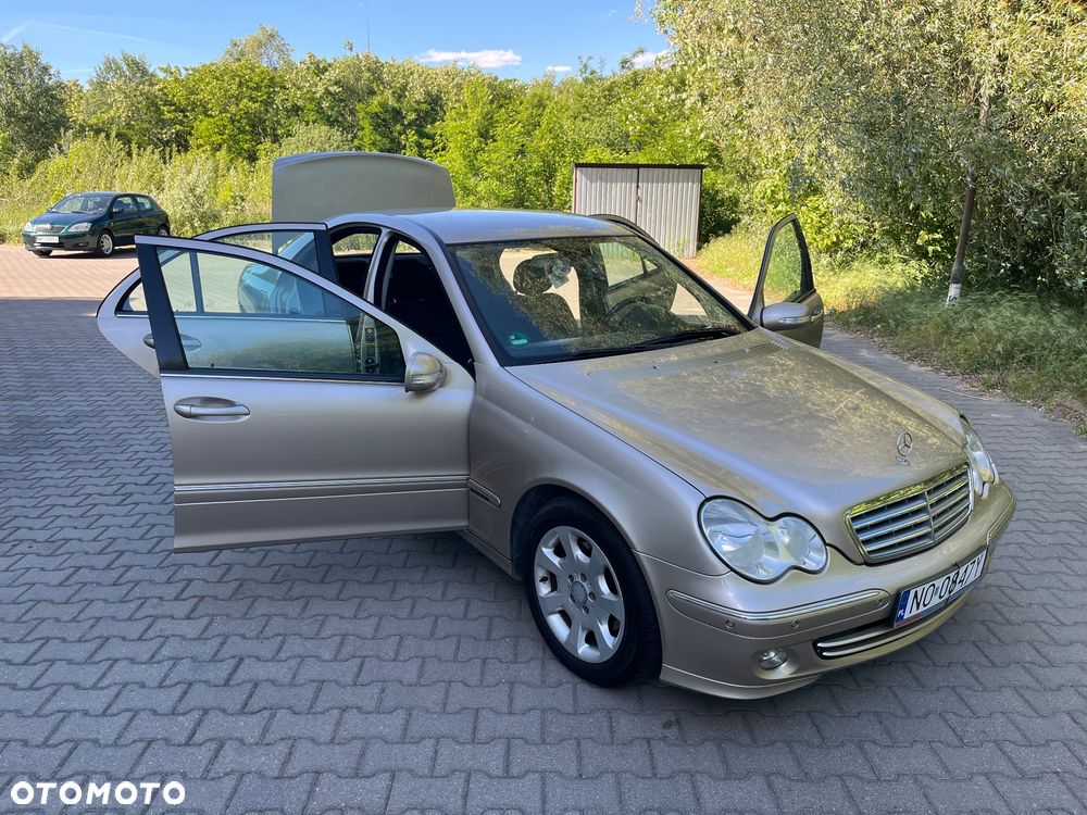 Mercedes-Benz Klasa C 240 4Matic Elegance - 22