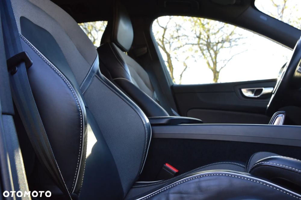 Volvo XC 60 B4 D AWD Ultimate Dark - 22