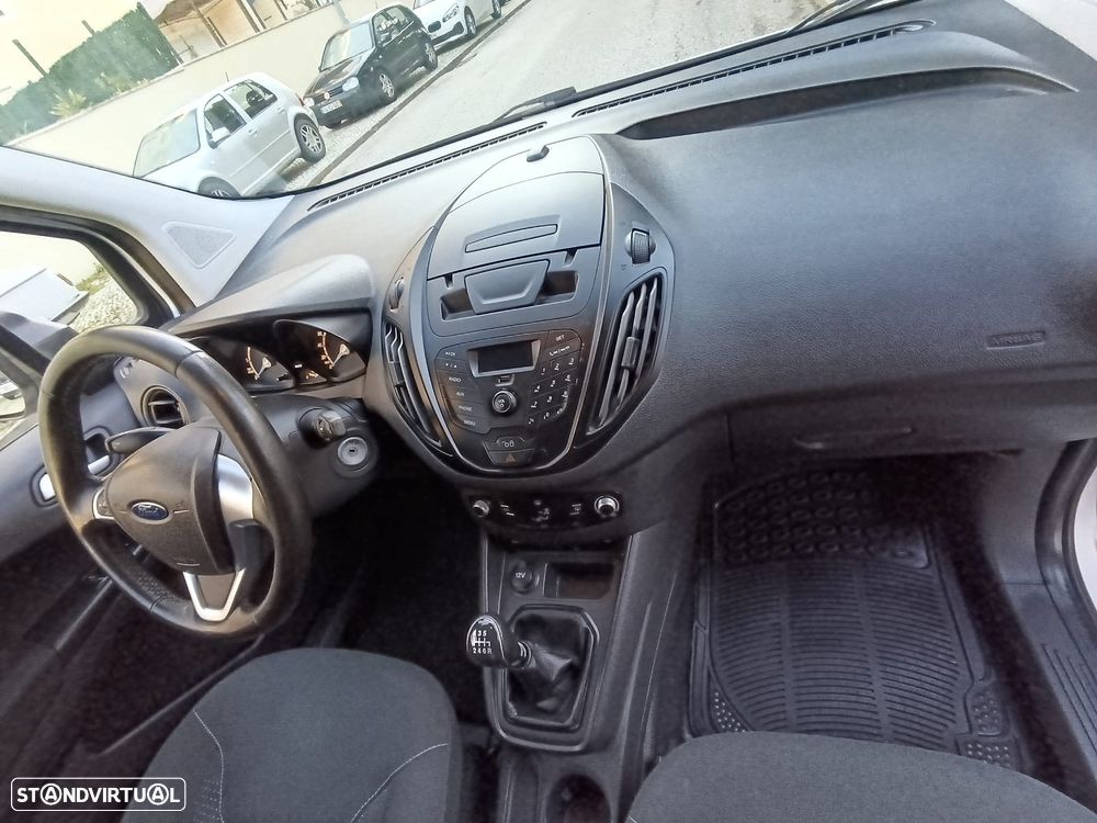 Ford Transit Courier - 17