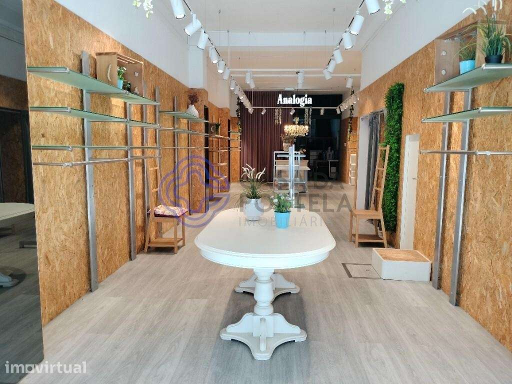 Loja e Armazém e Prédio a Venda no centro do Porto em Santo Ildefonso - Grande imagem: 2/31