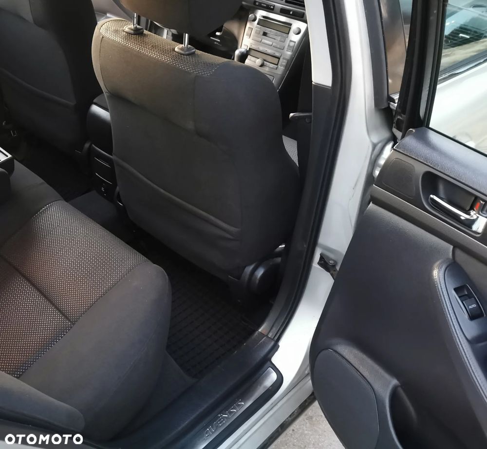 Toyota Avensis - 8