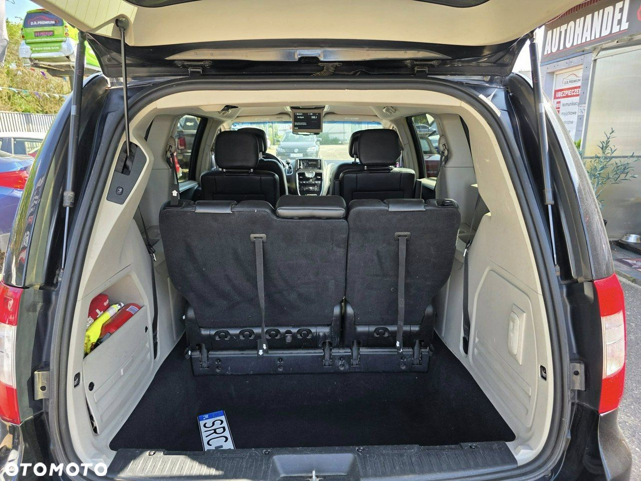 Chrysler Town & Country - 30