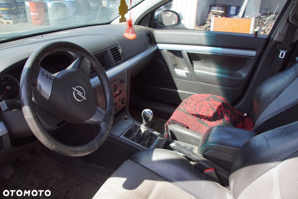 Auto na części - Opel Vectra C 2.2 DTI 125 KM Y22DTR F35 36U 2002R Silnik Skrzynia Drzwi Maska Błotnik Klapa Zderzak Lampa Klamka Lusterko Szyba Deska Kokpit Sterownik Moduł Czujnik Licznik Wyświetlacz Panel Kierownica - 12