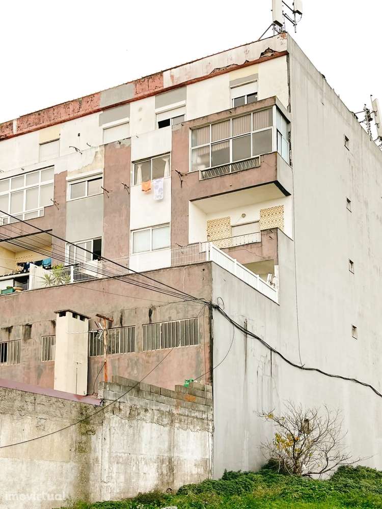 Prédio de Habitação e Comércio em Santa Iria de Azoia - Grande imagem: 3/8