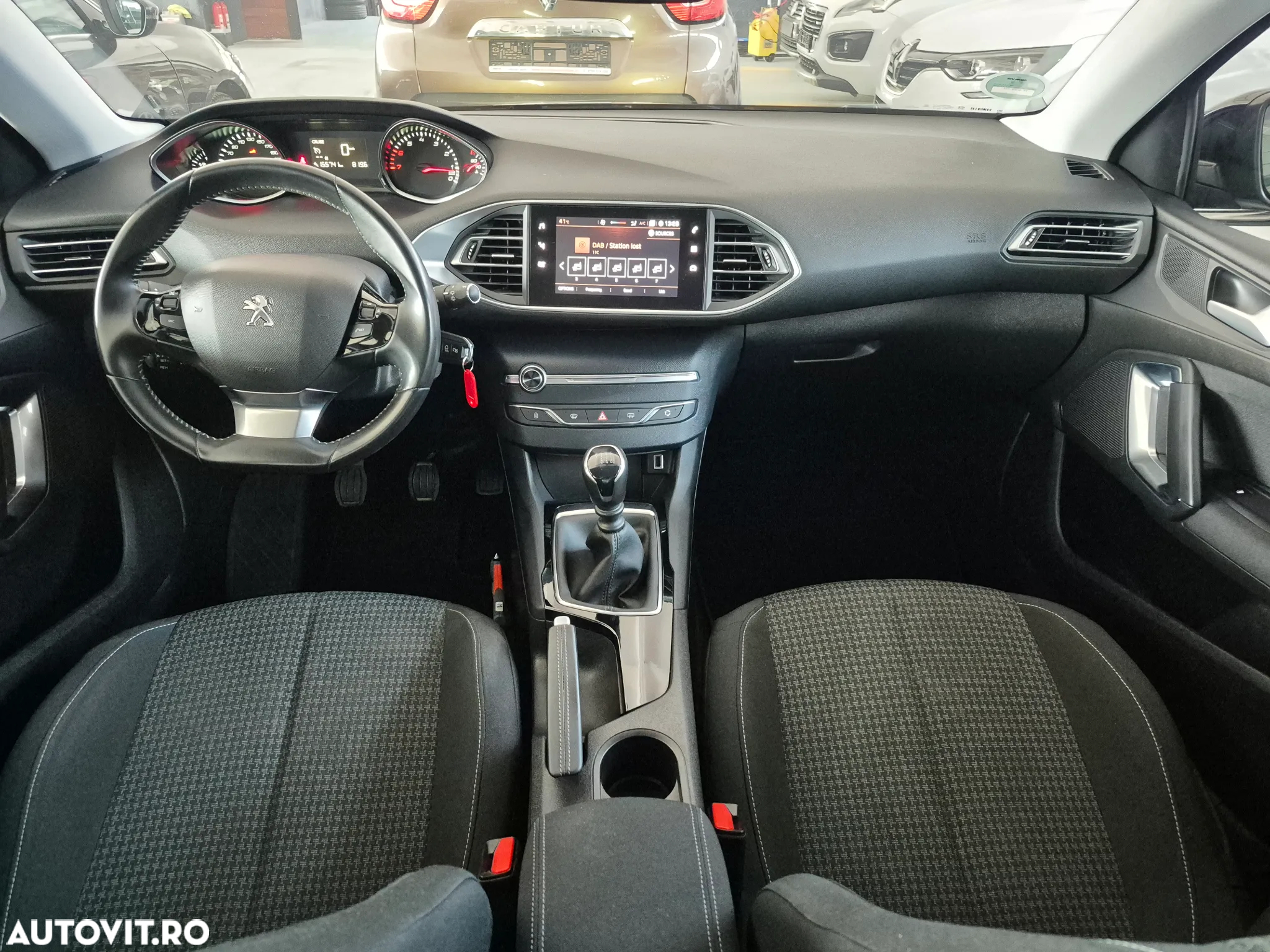 Peugeot 308 1.2 L PureTech Turbo S&S Allure - 14