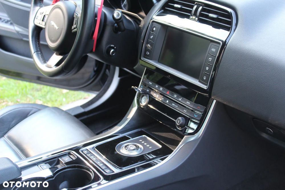 Jaguar XE 20d R-Sport - 16