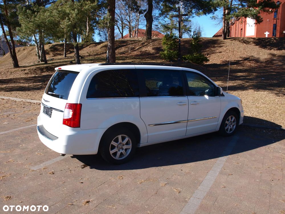 Chrysler Town & Country - 4