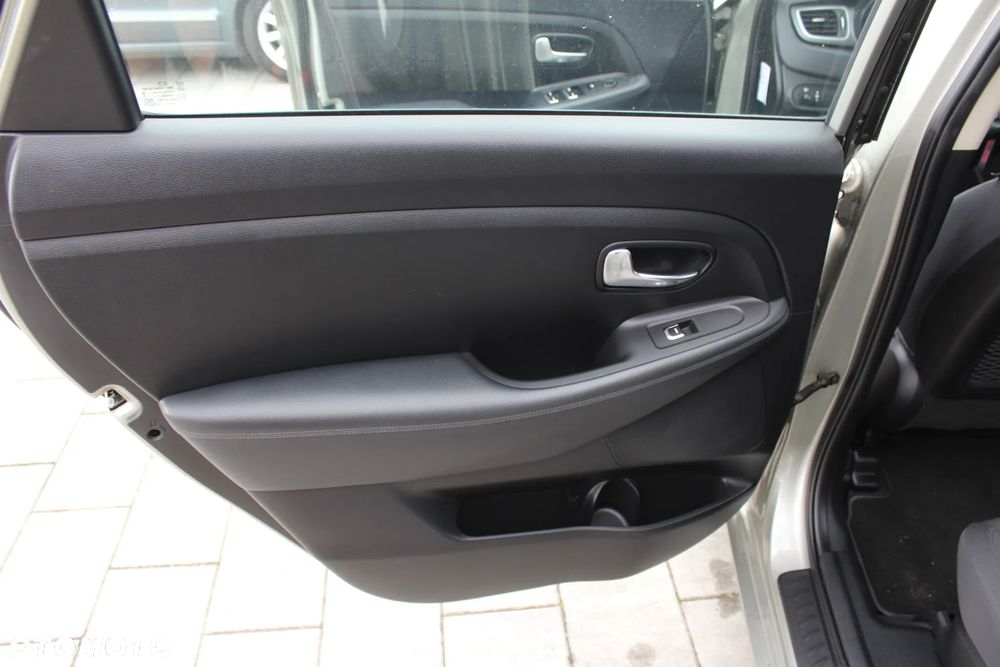 Kia Carens 1.6 GDI XL - 21