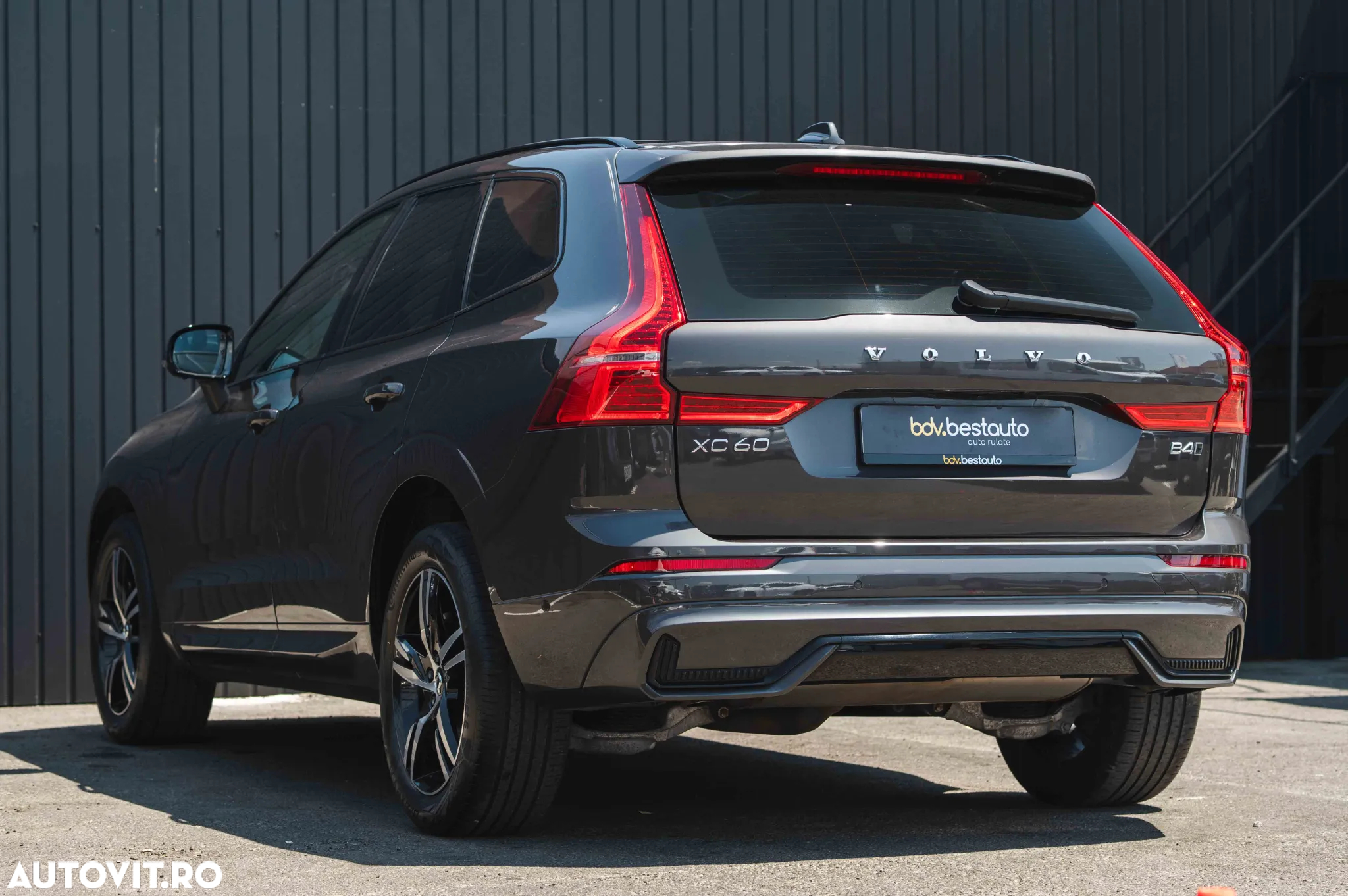 Volvo XC 60 B4 MHEV AT8 AWD R-Design - 33