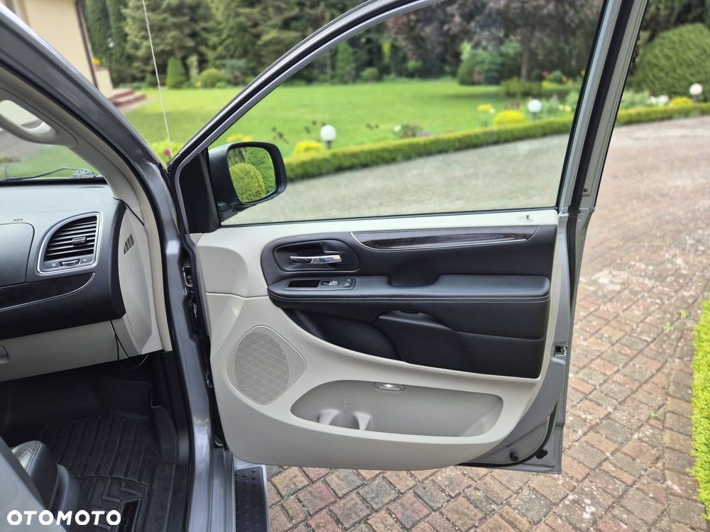 Chrysler Town & Country - 16