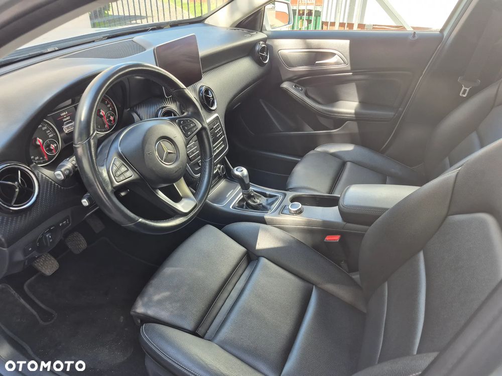 Mercedes-Benz GLA 180 Style - 18