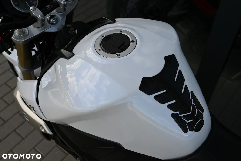 Suzuki GSR - 15