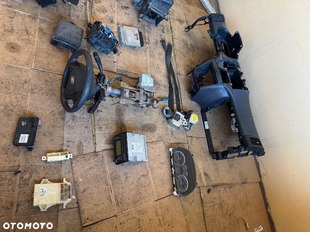 Liczniki hyundai benzyna -94003-2r030 1160113337010 -100zl  Komputer benzyna do benzyny 9030933129c  GFD-844cfs4   39112-2b100 ecu bosch 117.9.8 339  600zl  Wspomaganie elektryczne do hyundaia -1000zl 563002L700 2L56300700 4FDW0808 mpg0002A  31208 2L563-98080 FFDM0808 -100 zł kompletne  Radio  96160-2L200 -200zl  91940-2H130 08396D moduł sterownik zamka  -50zl  91950-2H530  91950-2H530-1008a08008 -100zl  Konsola deska pasy air bag komplet deska rozdzielcza sensor poduszki   -600zl  Panel klimatyzacji -200zl  Skrzynka bezpieczników -100zl  Szybka wysyłka paragon faktura Filtr powietrza do benzyny obudowa filtra powietrza dolot wąż Kolumna kierownicza - 2