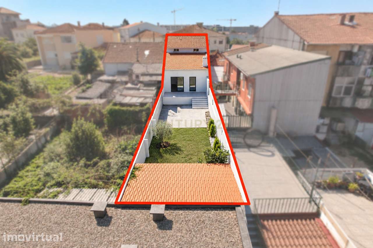 Moradia T2+1 renovada com espaço exterior | 450m da Estação de Coimbrõ - Grande imagem: 3/36