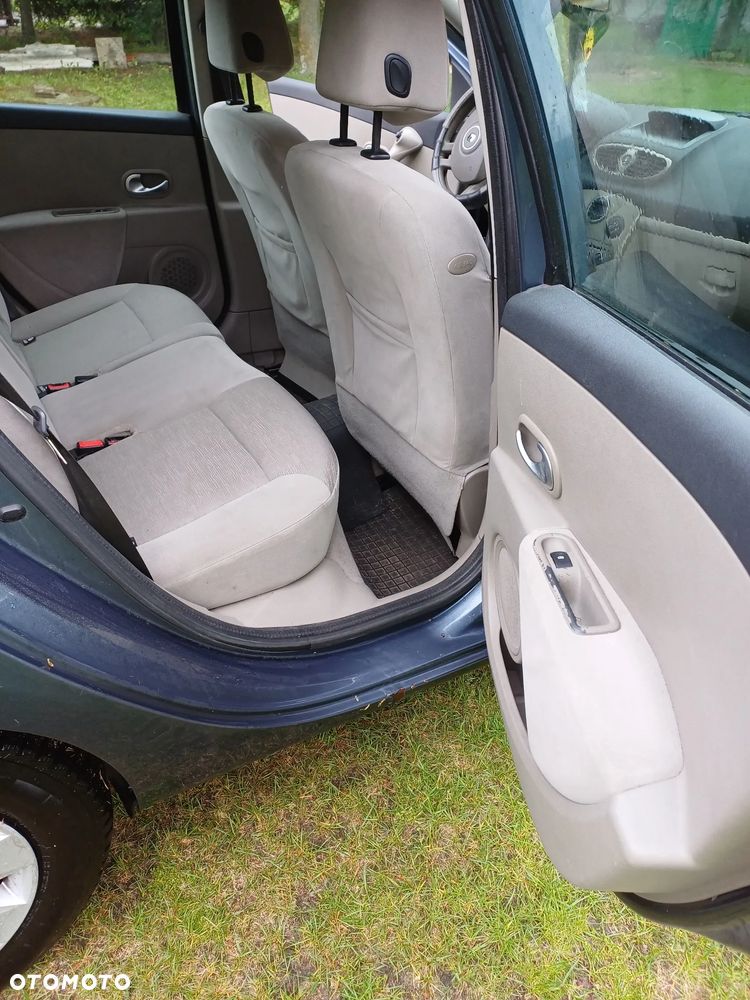 Renault Clio 1.6 16V Privilege - 10