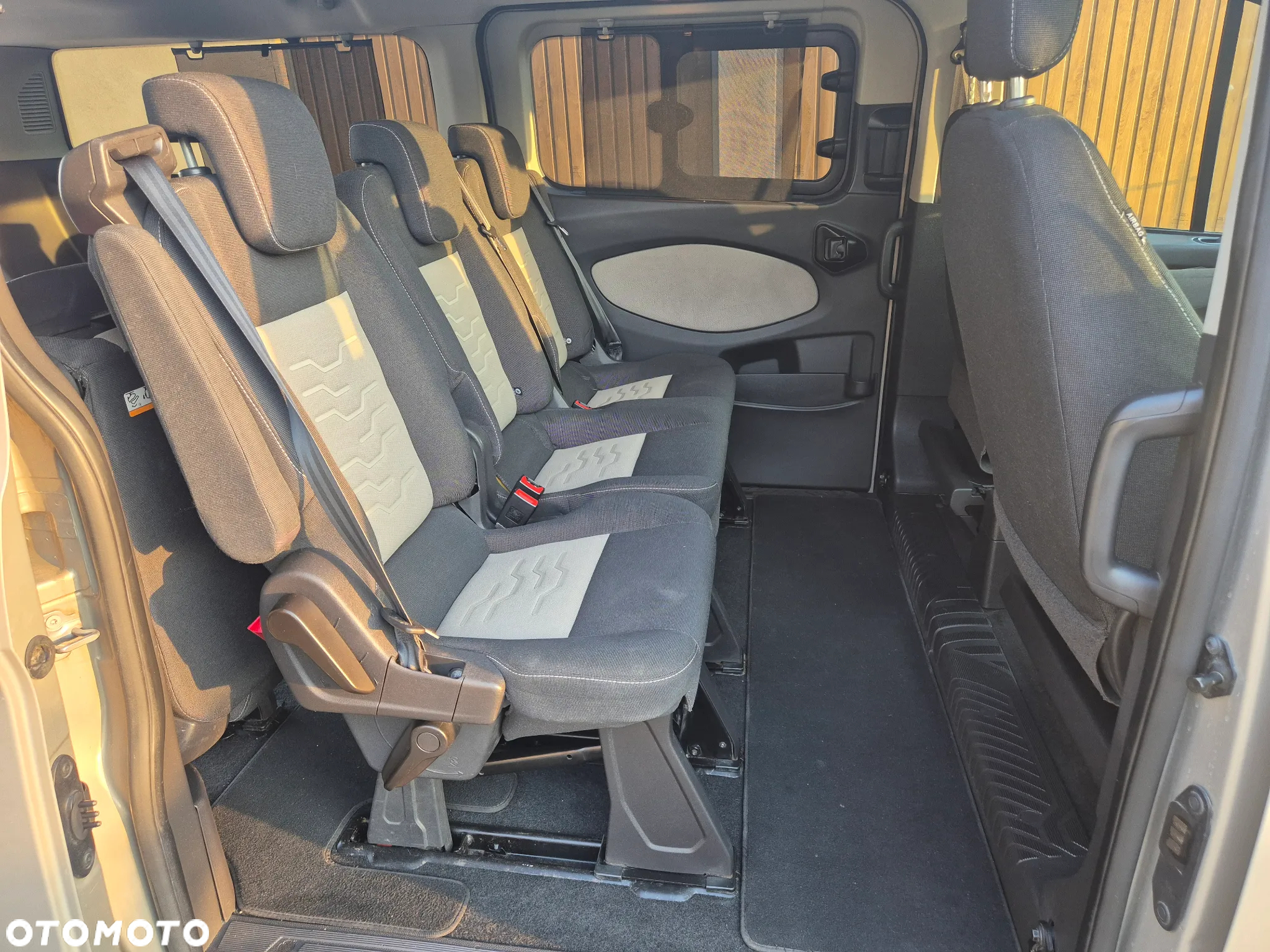 Ford Tourneo Custom - 12
