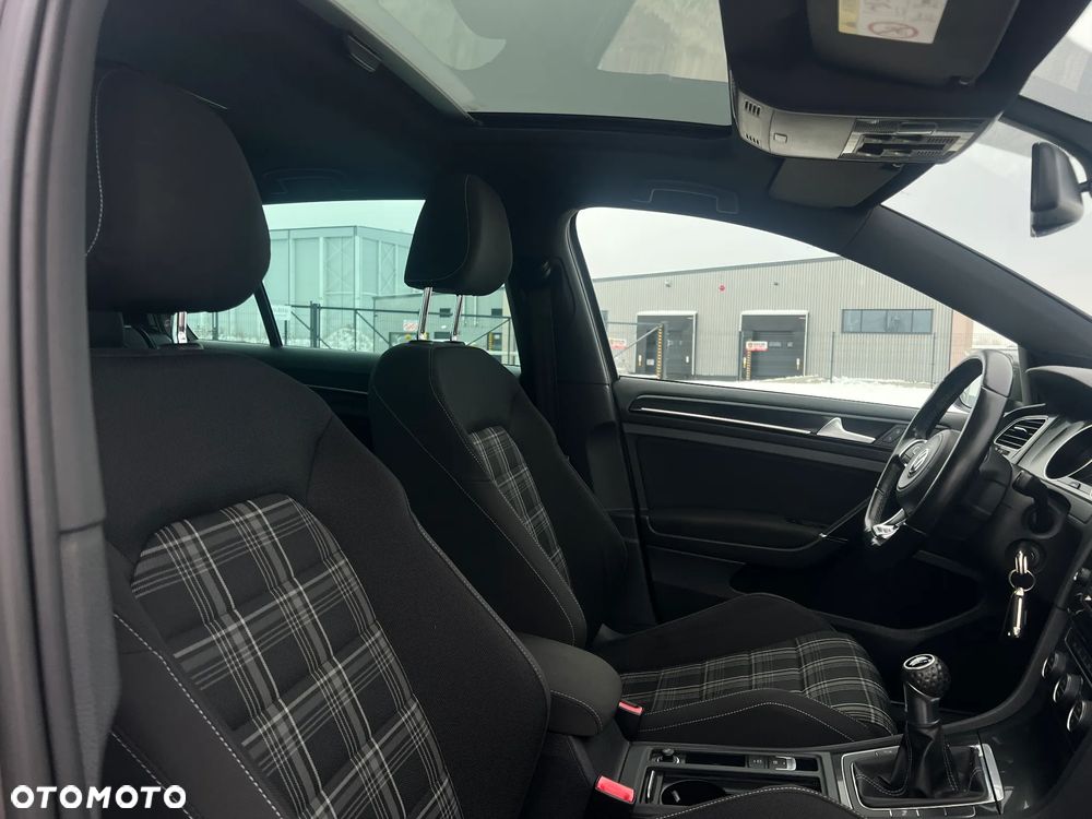 Volkswagen Golf - 11