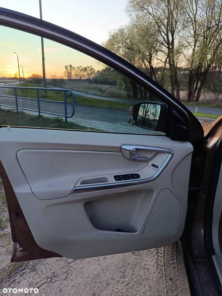 Volvo XC 60 2.4D AWD Momentum - 4