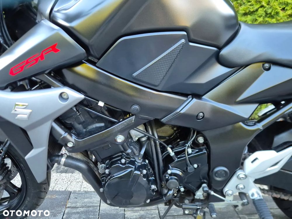 Suzuki GSR - 16